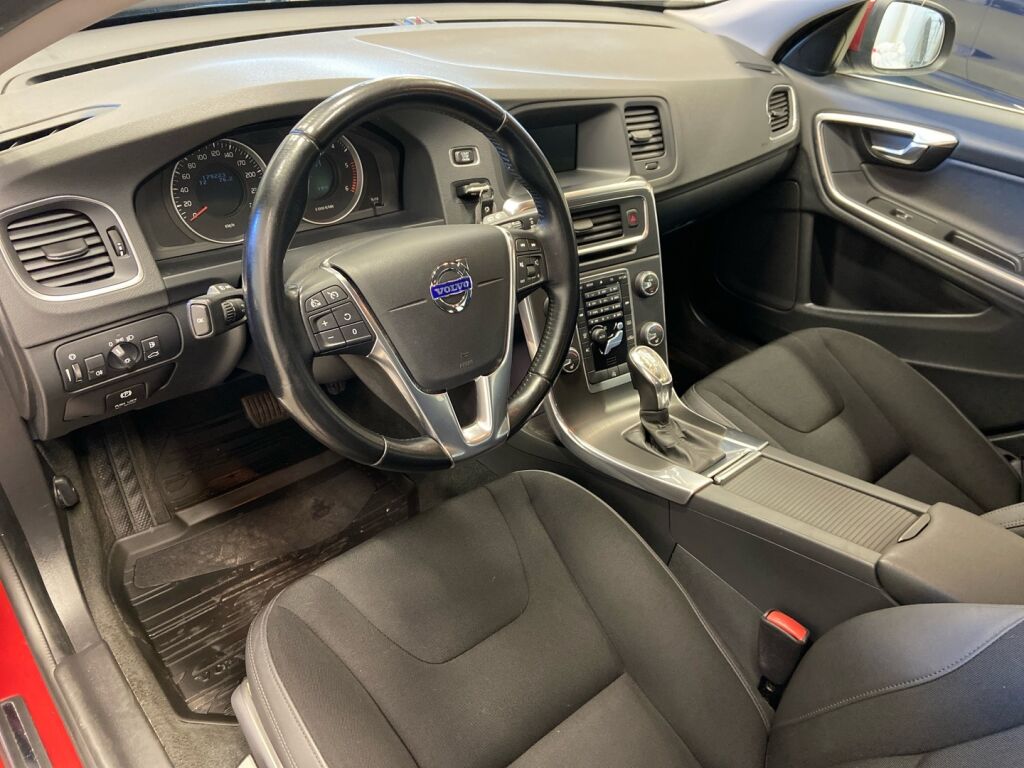 Volvo V60 2013 Punainen