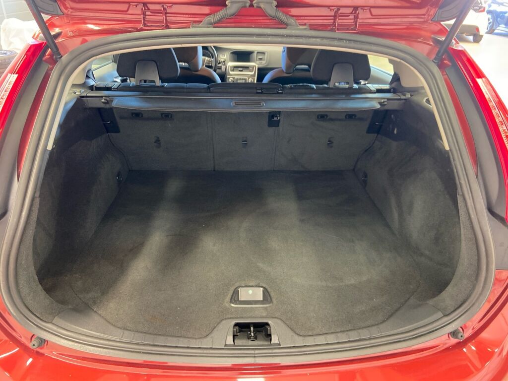 Volvo V60 2013 Punainen