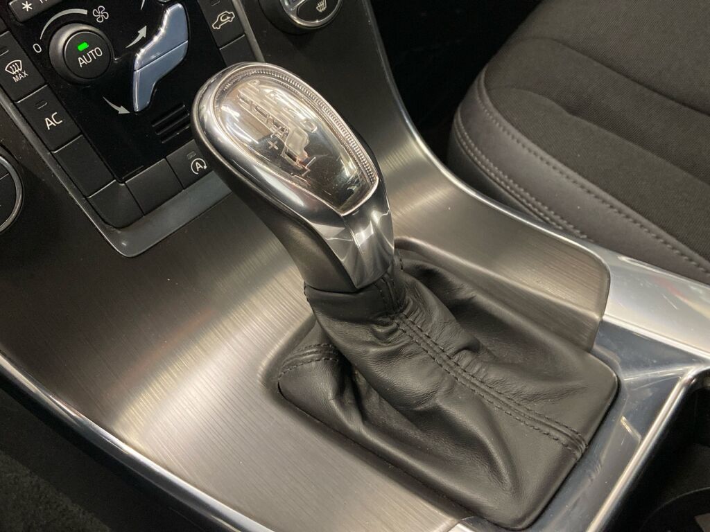 Volvo V60 2013 Punainen