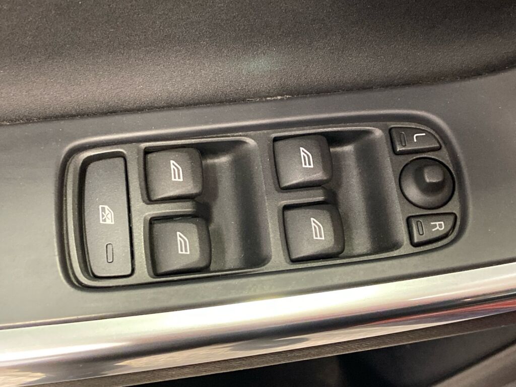 Volvo V60 2013 Punainen