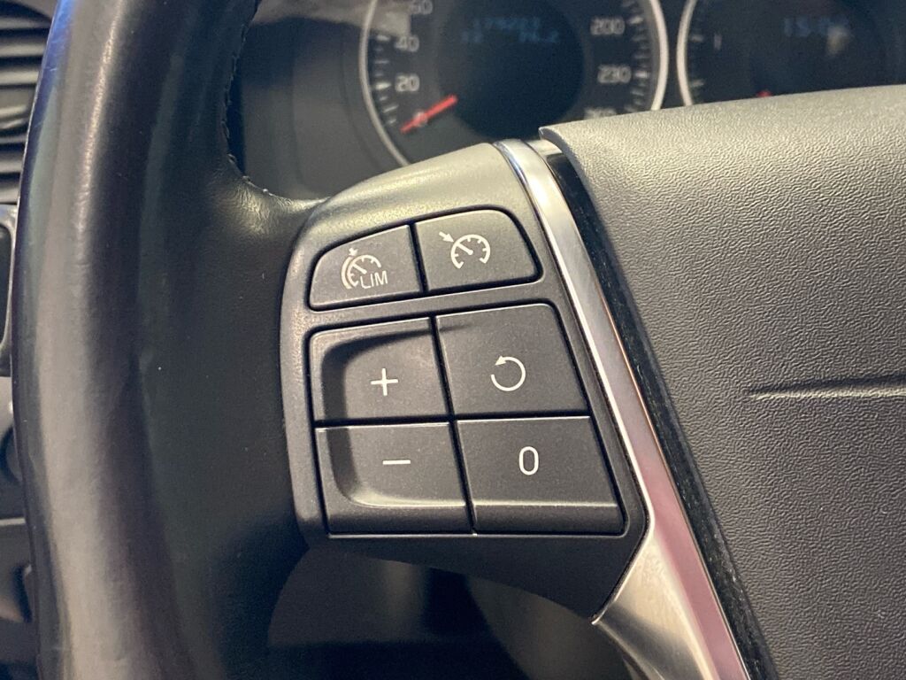 Volvo V60 2013 Punainen