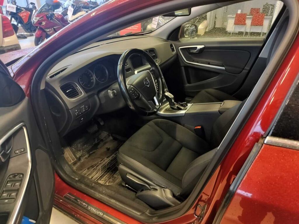 Volvo V60 2013 Punainen