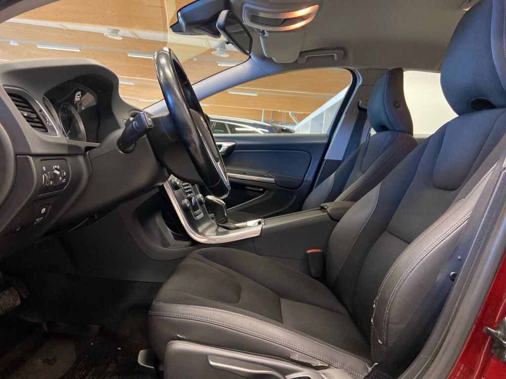 Volvo V60 2013 Punainen