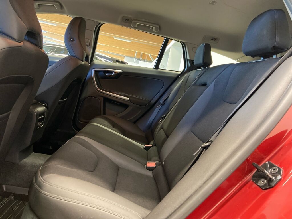 Volvo V60 2013 Punainen