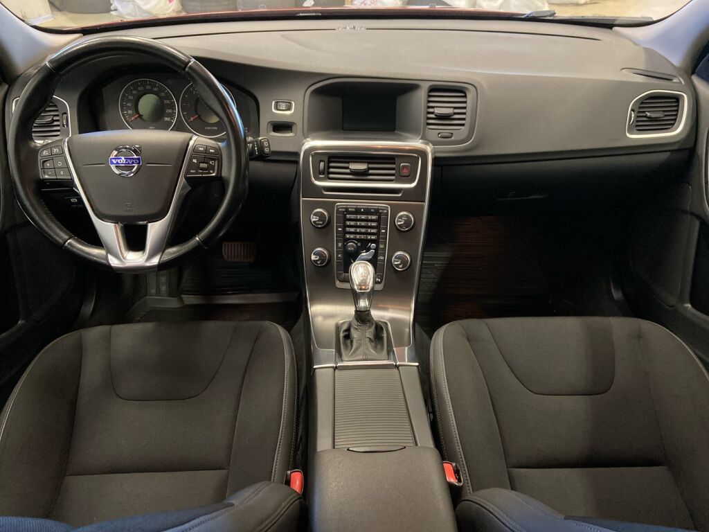 Volvo V60 2013 Punainen
