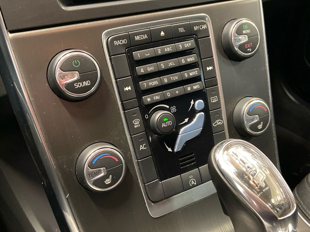 Volvo V60 2013 Punainen