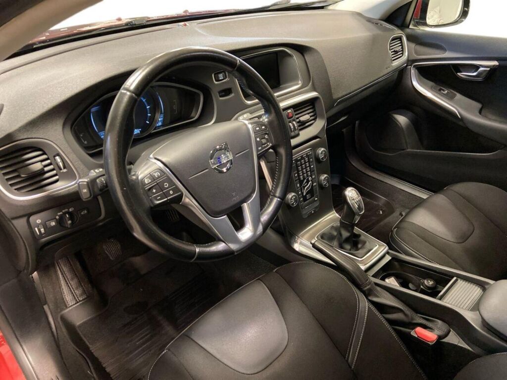 Volvo V40 2013 Punainen