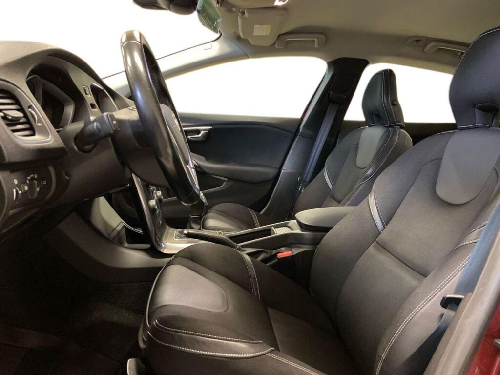 Volvo V40 2013 Punainen