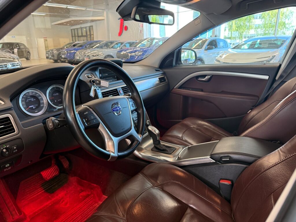Volvo V70 2013 Musta