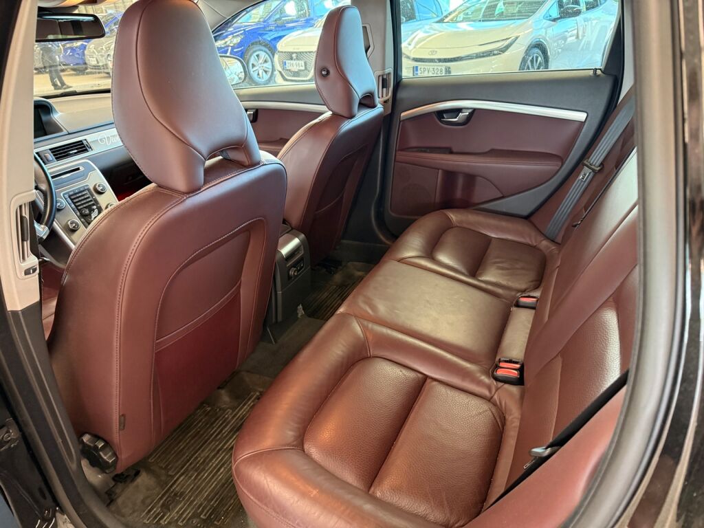 Volvo V70 2013 Musta