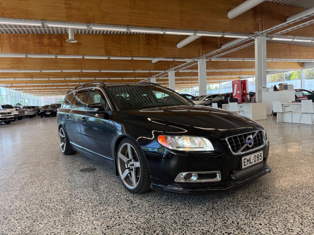 Volvo V70 2013 Musta