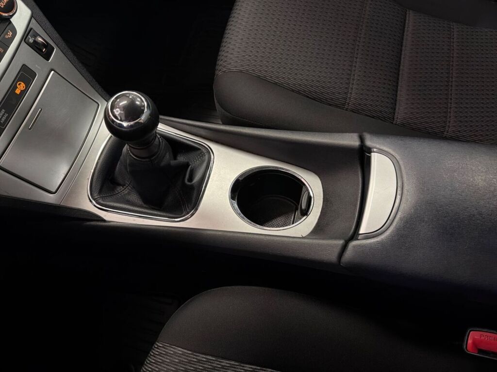 Toyota Avensis 2013 Valkoinen