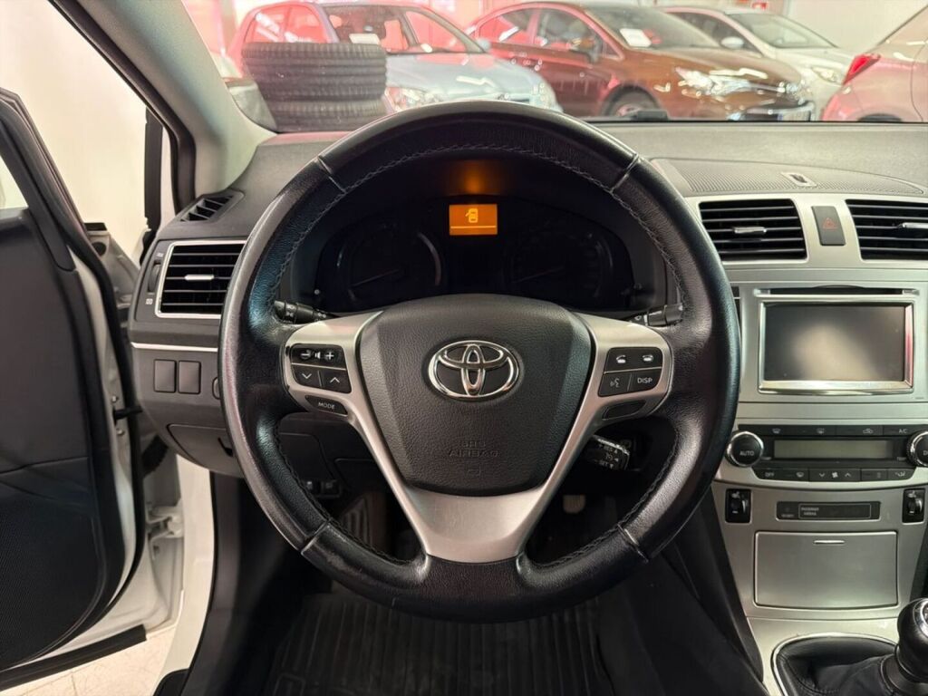 Toyota Avensis 2013 Valkoinen