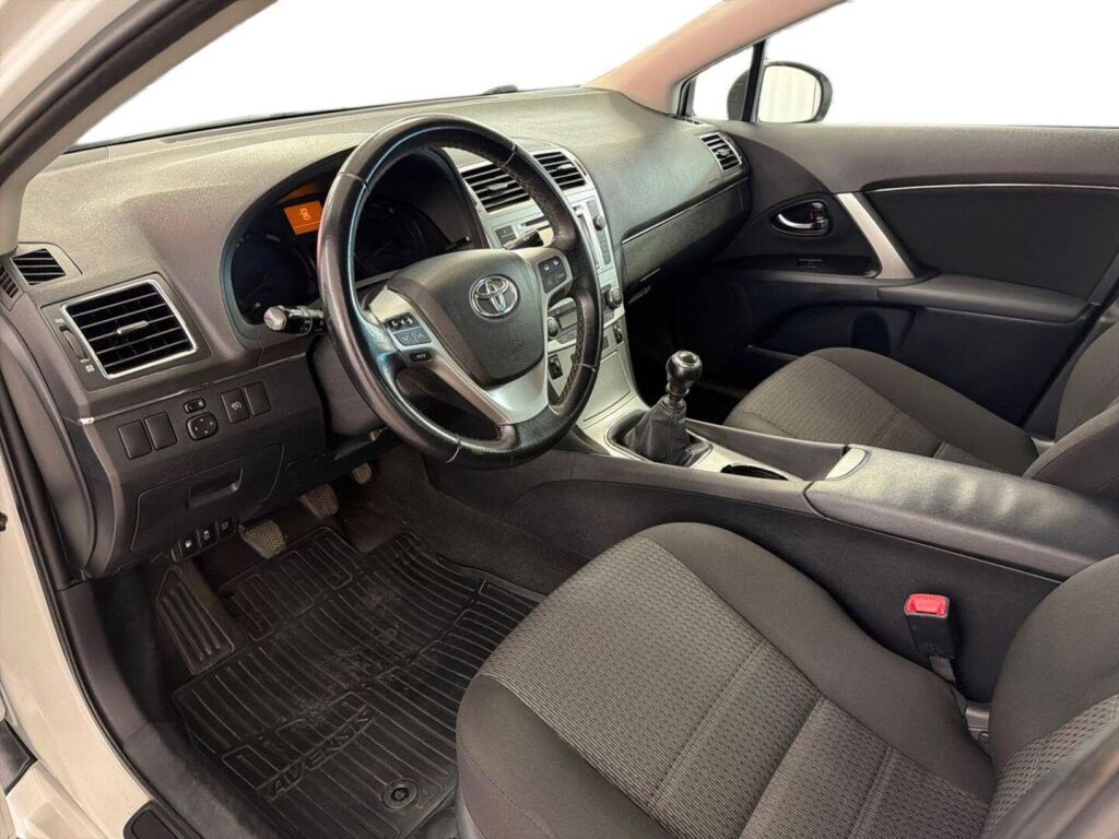 Toyota Avensis 2013 Valkoinen