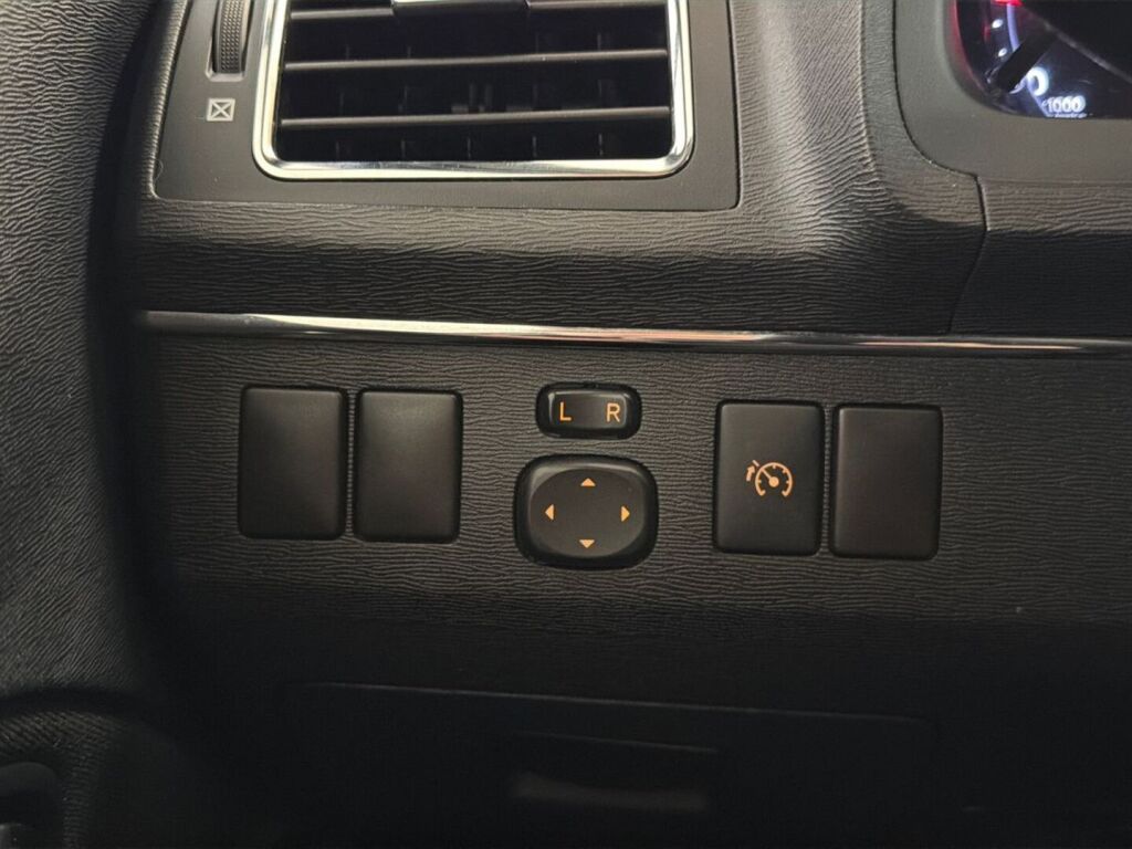 Toyota Avensis 2013 Valkoinen