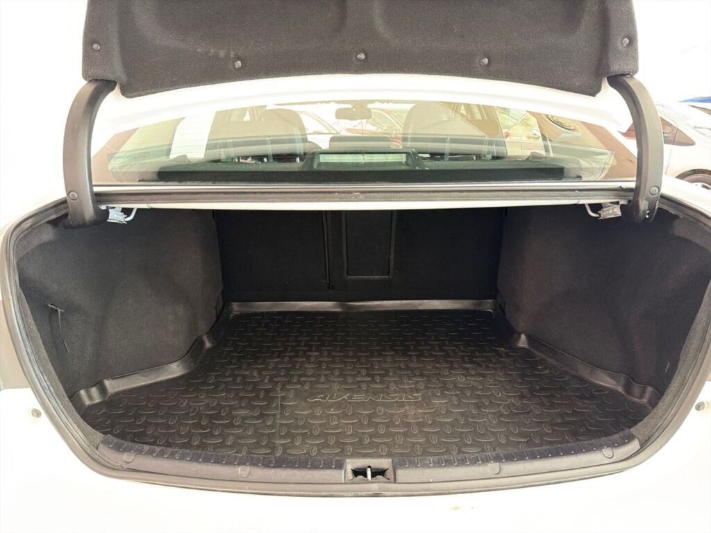 Toyota Avensis 2013 Valkoinen