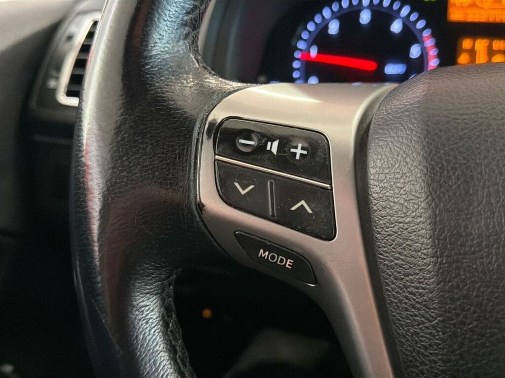 Toyota Avensis 2013 Valkoinen