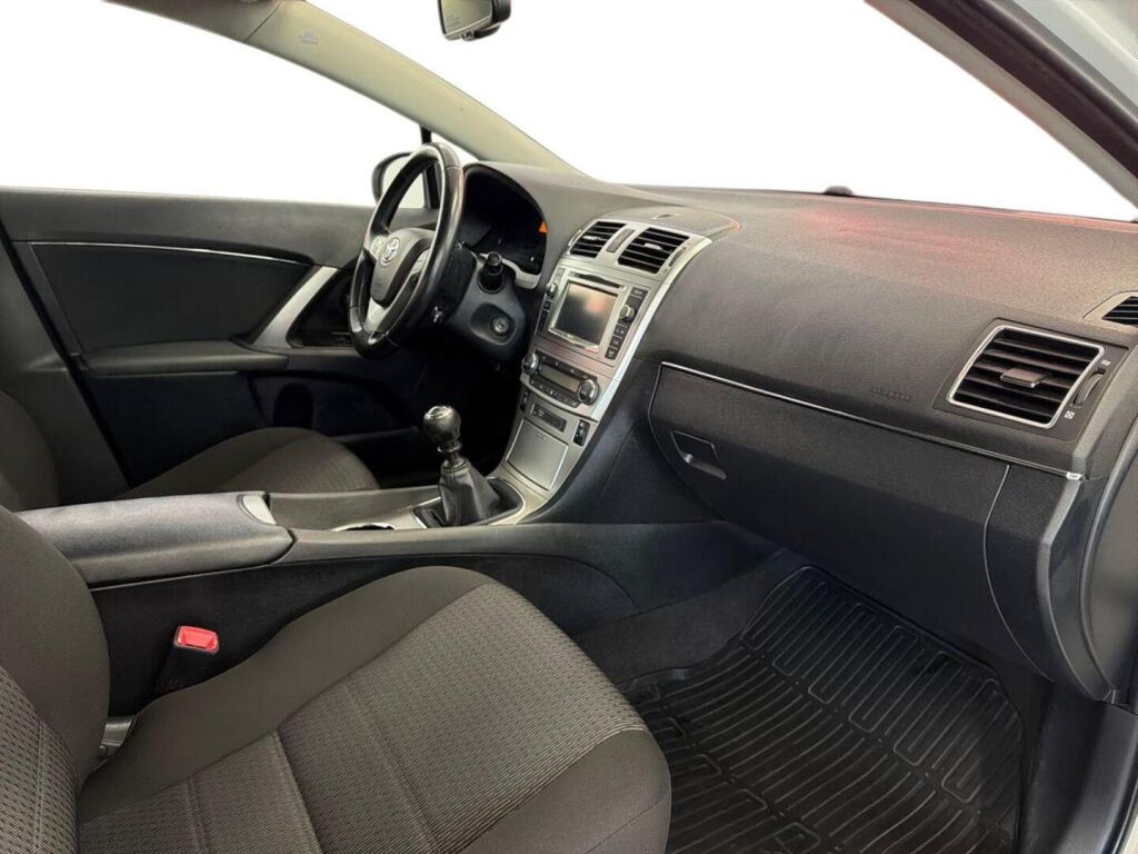 Toyota Avensis 2013 Valkoinen