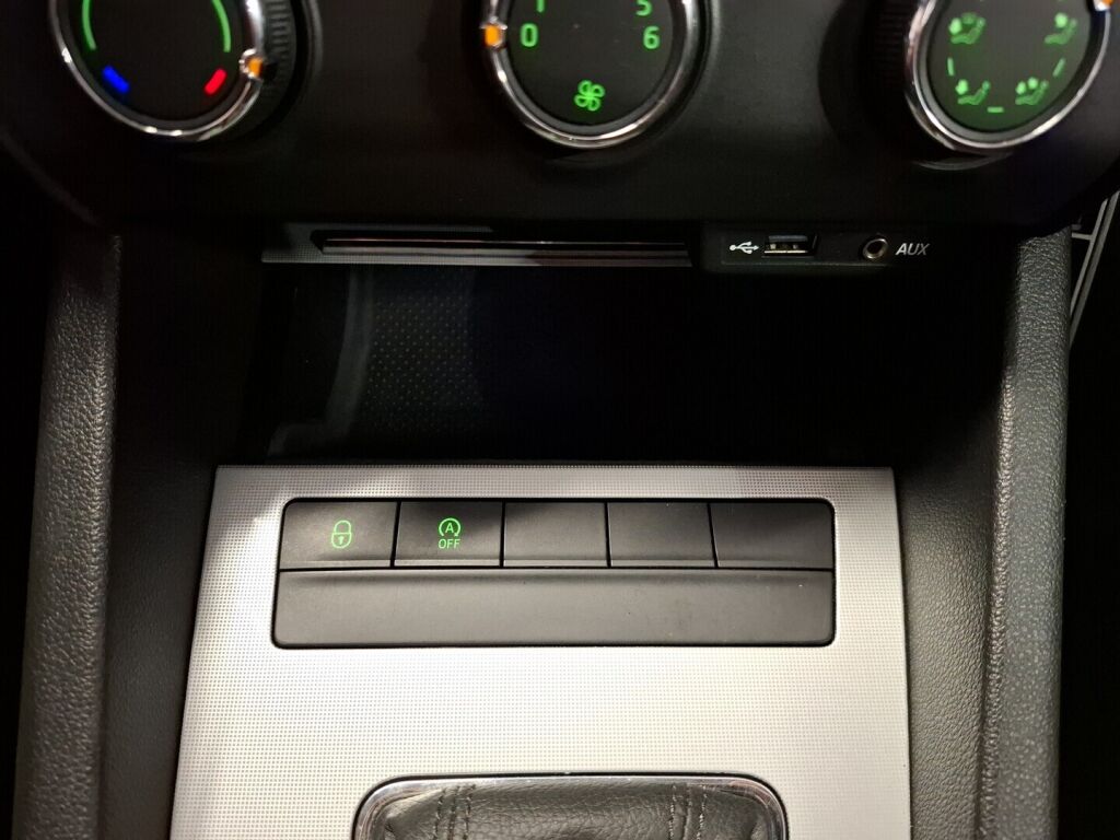 Skoda Octavia 2014 Musta