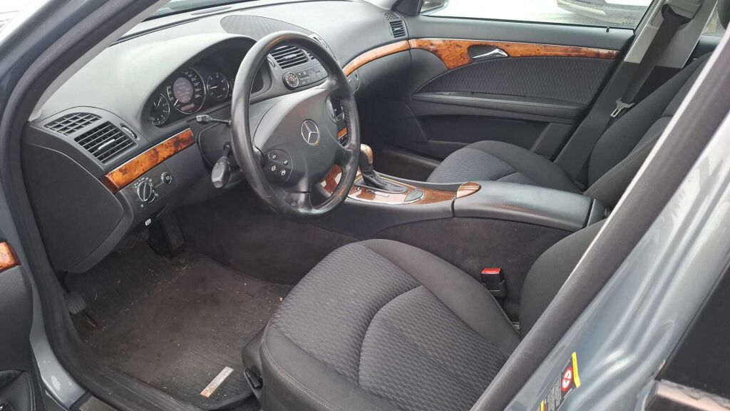 Mercedes-Benz E 2004 Harmaa