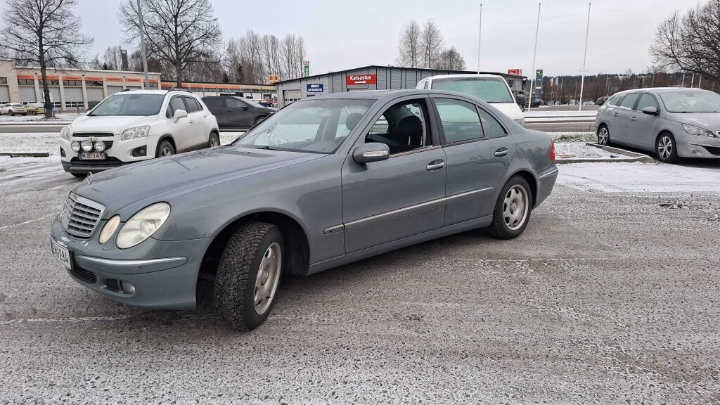 Mercedes-Benz E 2004 Harmaa