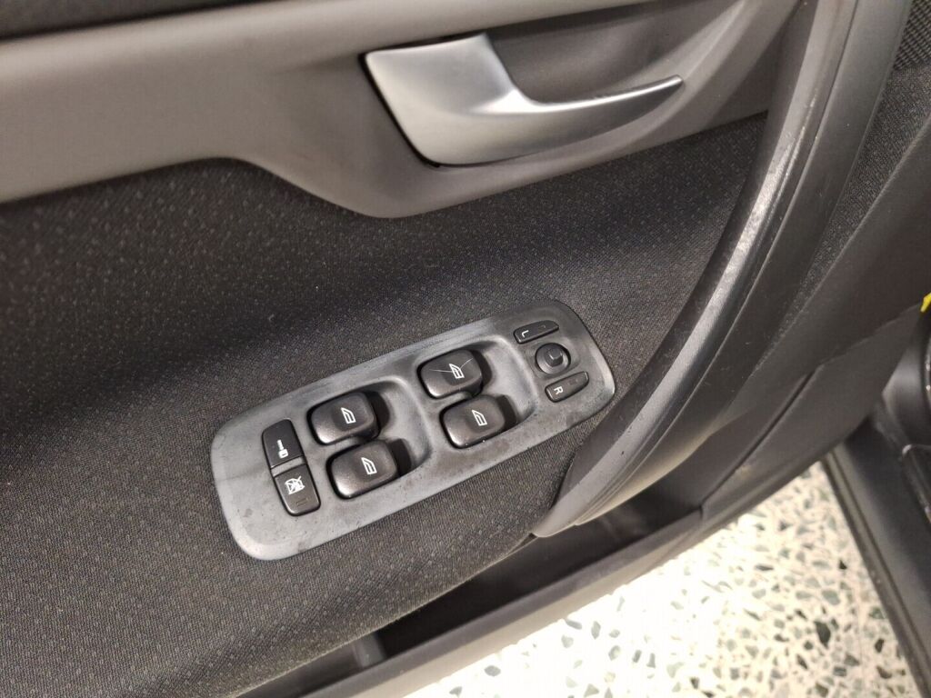 Volvo V70 2006 Harmaa