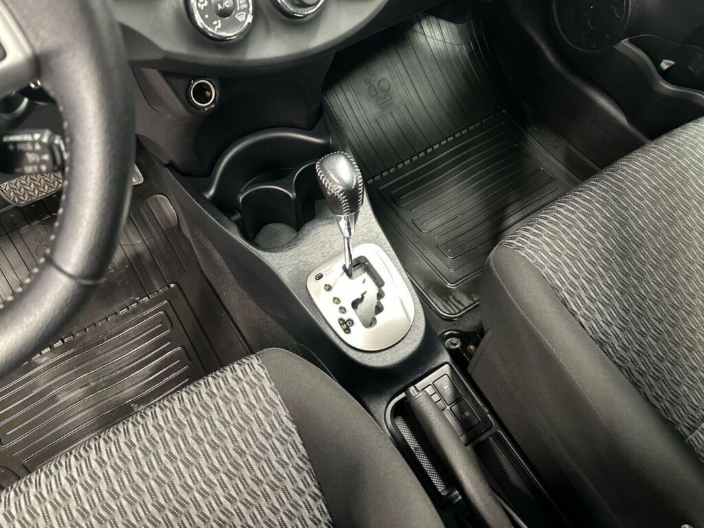 Toyota Yaris 2014 Punainen