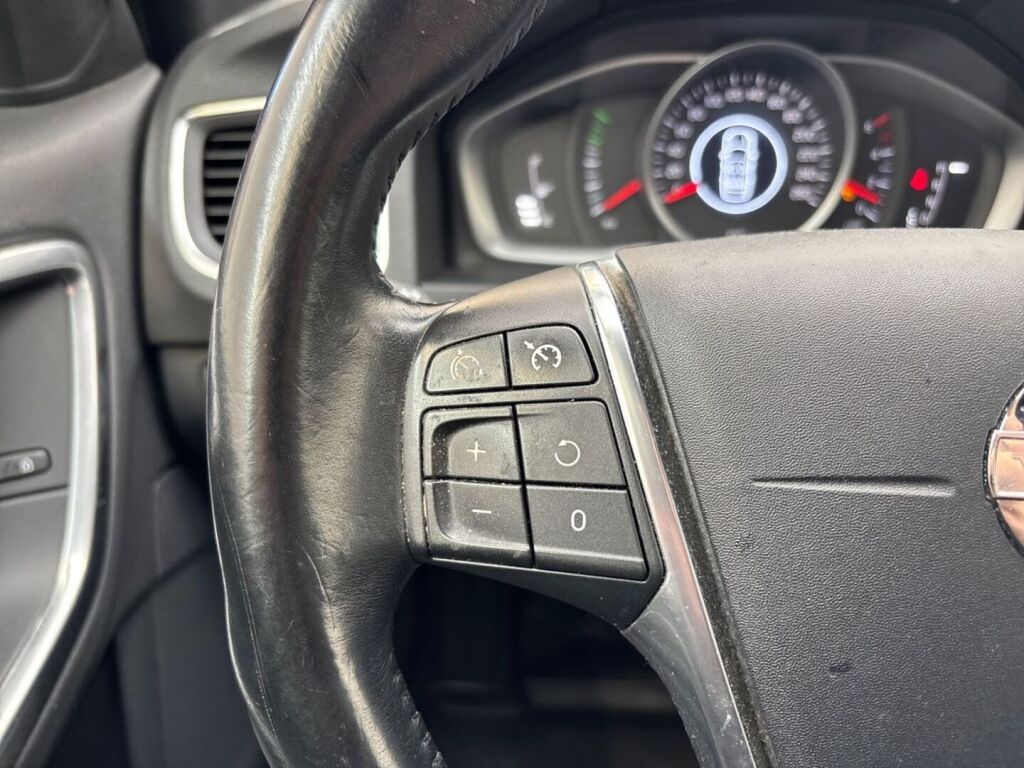 Volvo V60 2014 Punainen