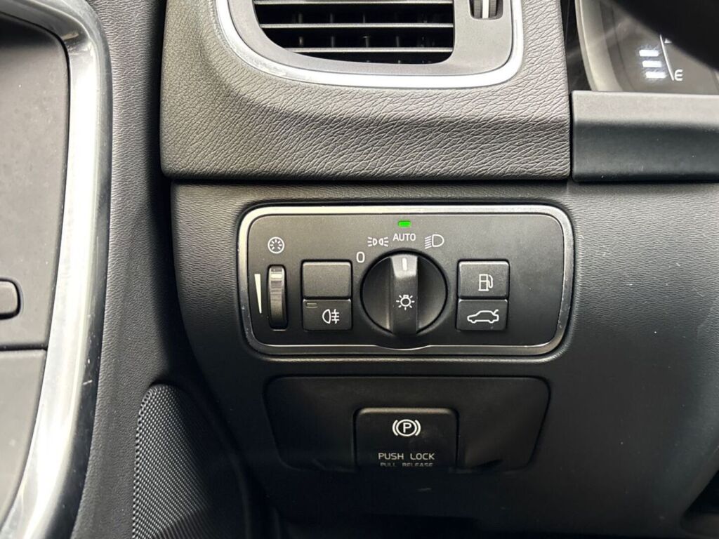 Volvo V60 2014 Punainen
