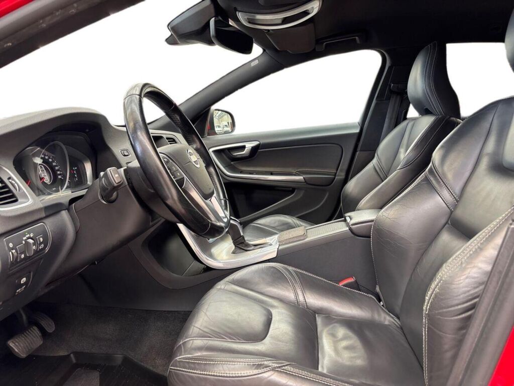 Volvo V60 2014 Punainen