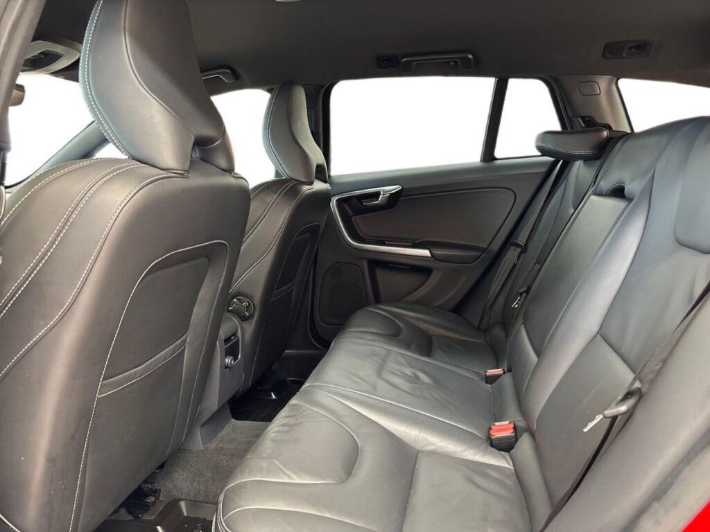 Volvo V60 2014 Punainen