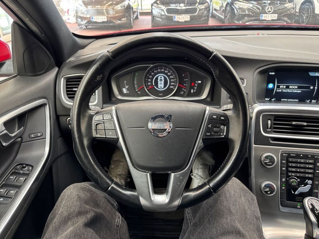 Volvo V60 2014 Punainen