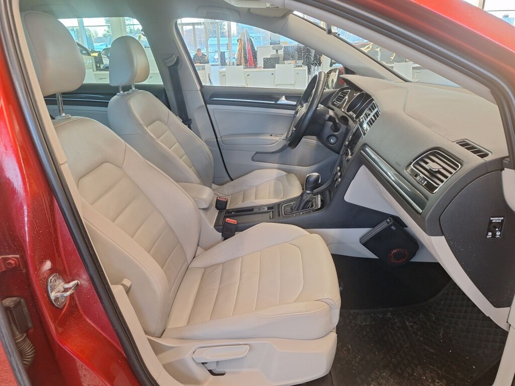 Volkswagen Golf 2014 Punainen