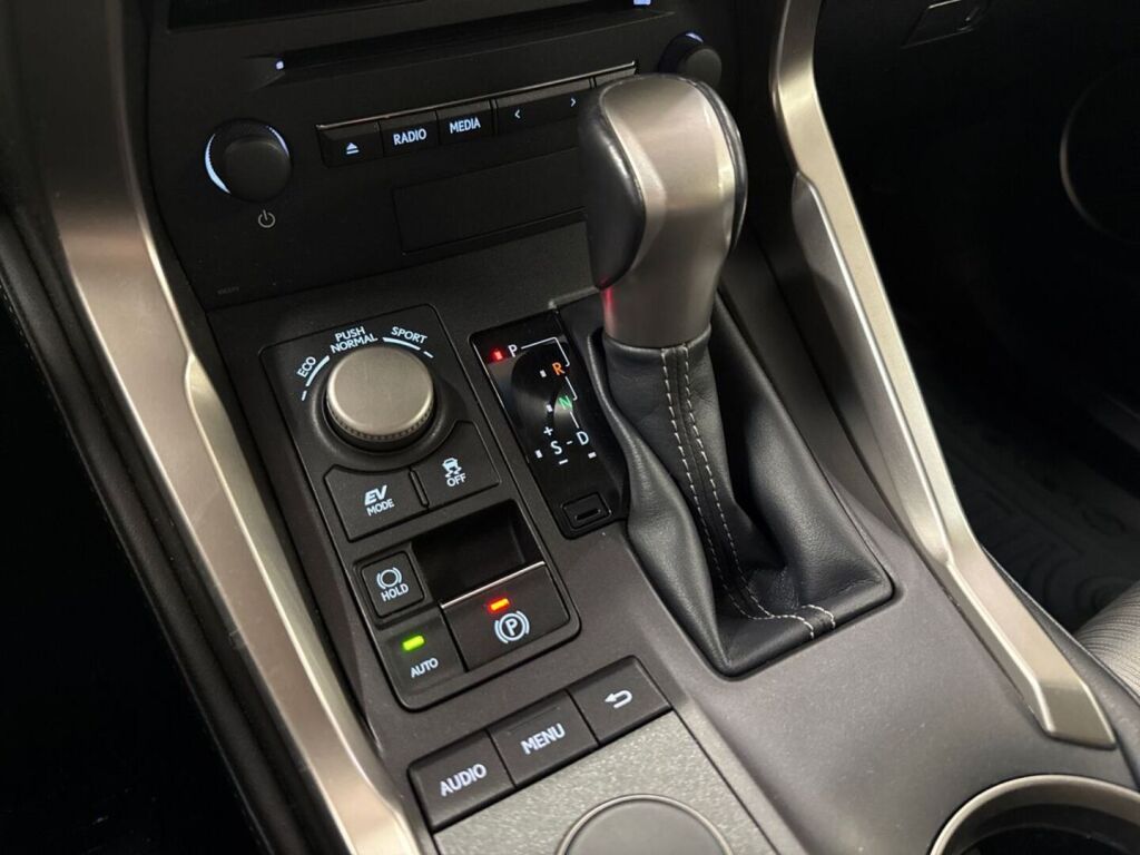Lexus NX 2015 Punainen