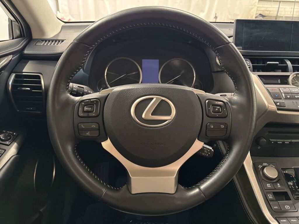 Lexus NX 2015 Punainen