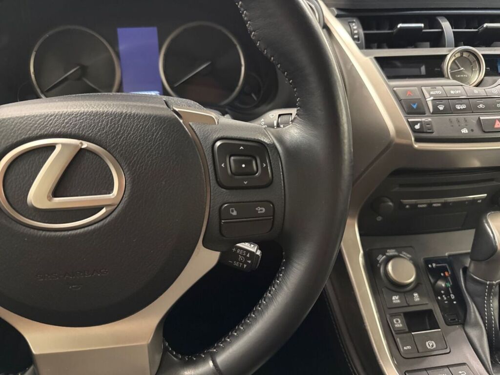 Lexus NX 2015 Punainen