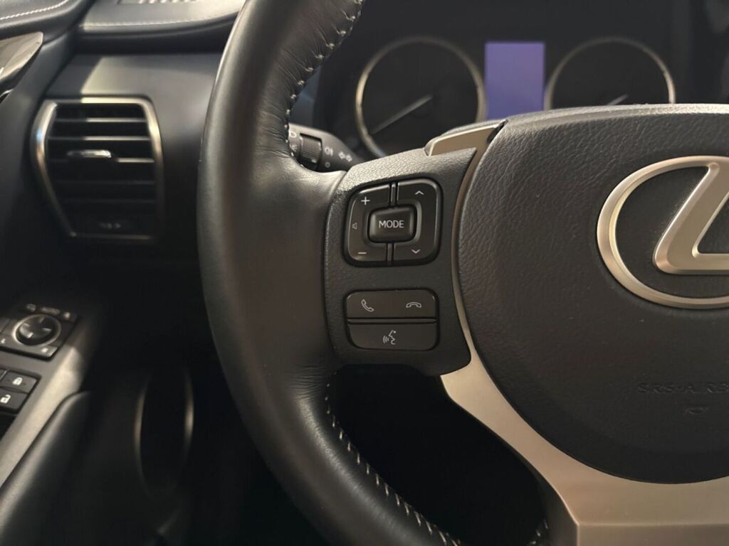 Lexus NX 2015 Punainen