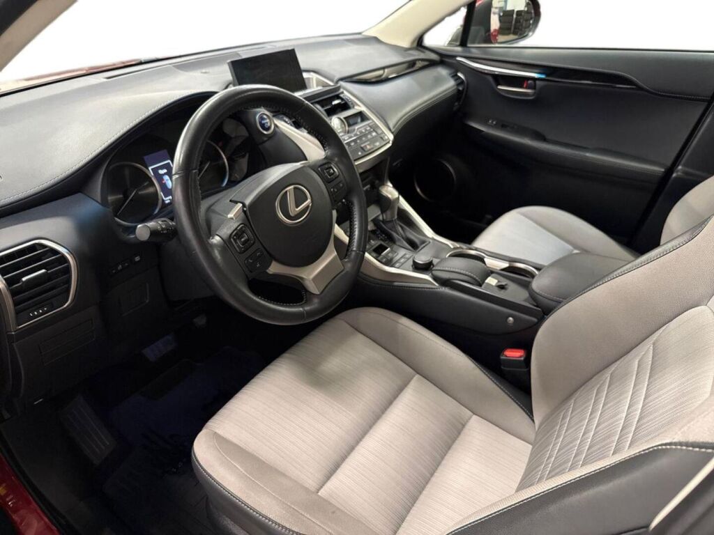 Lexus NX 2015 Punainen
