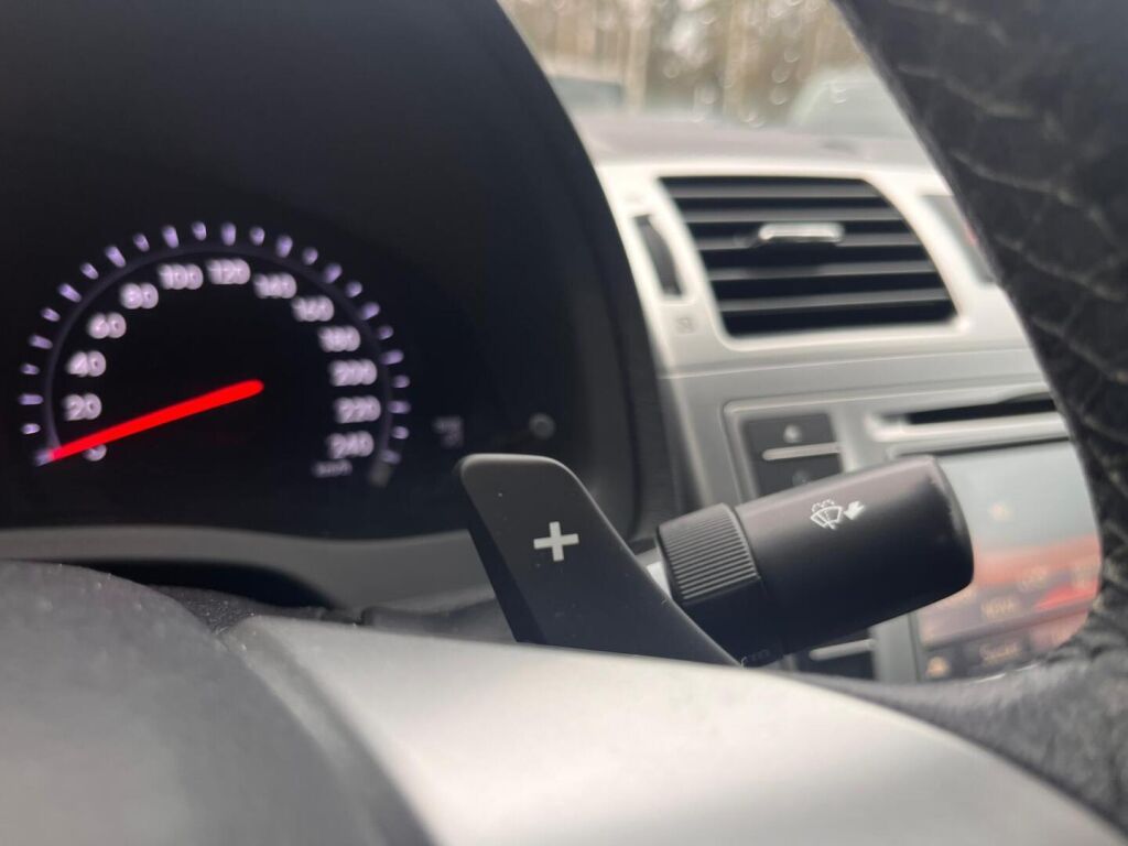 Toyota Avensis 2014 Ruskea (beige)