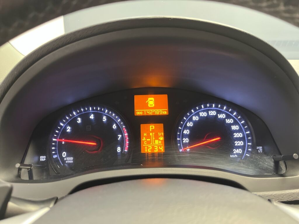 Toyota Avensis 2014 Ruskea (beige)