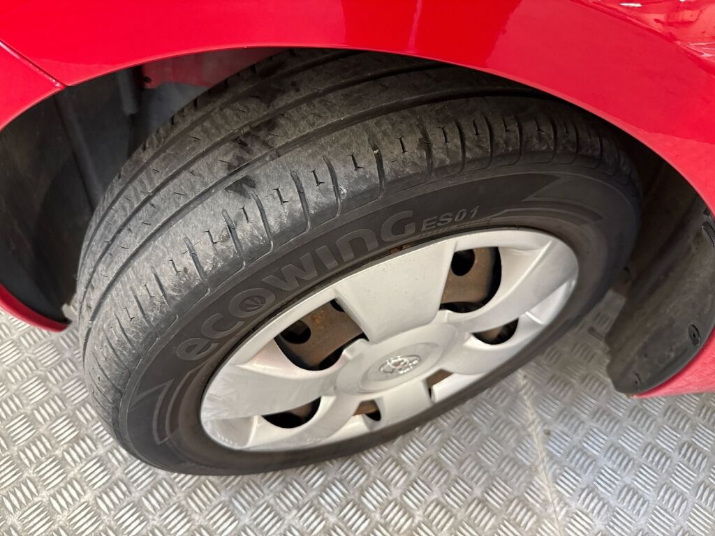 Toyota Yaris 2008 Punainen