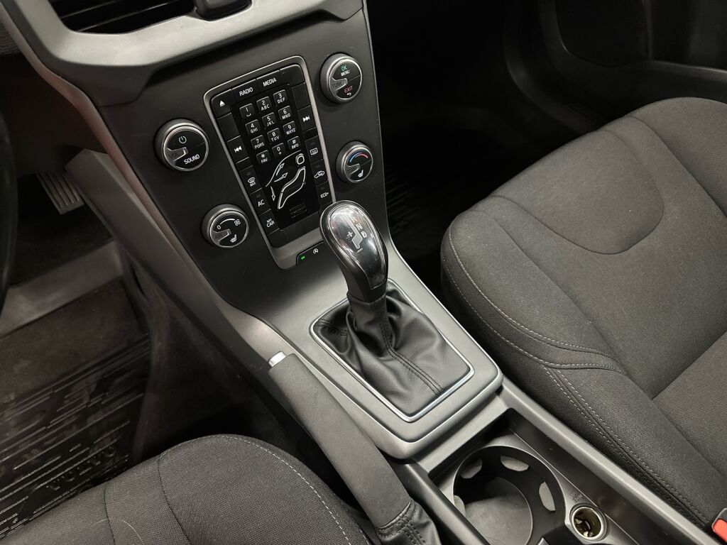 Volvo V40 2015 Musta