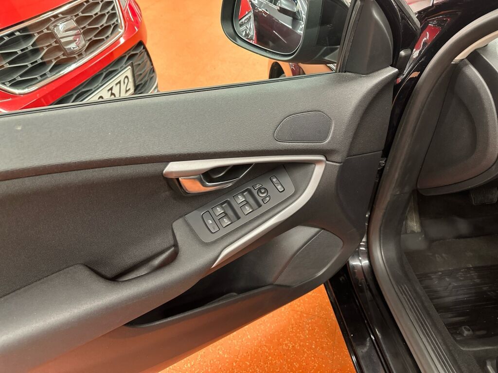 Volvo V40 2015 Musta