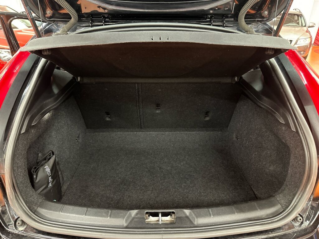 Volvo V40 2015 Musta