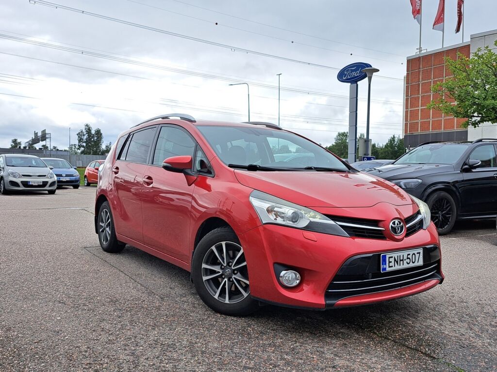 Toyota Verso 2015 Punainen