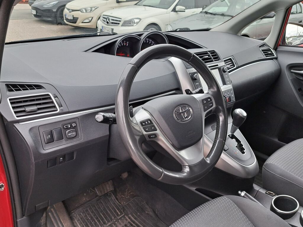 Toyota Verso 2015 Punainen
