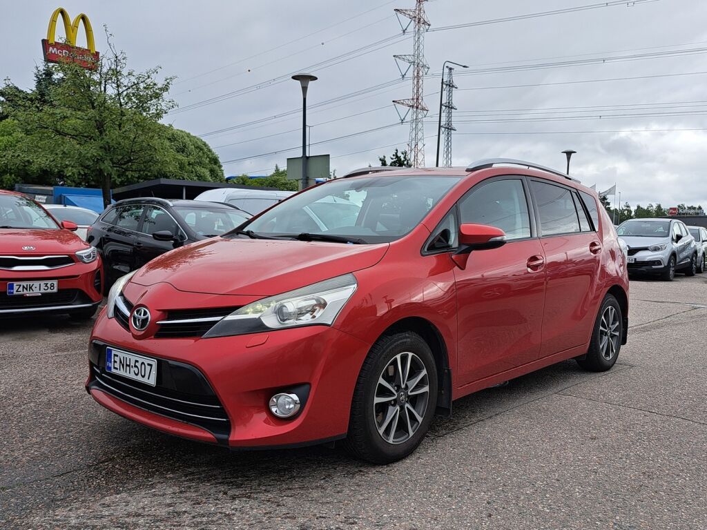 Toyota Verso 2015 Punainen