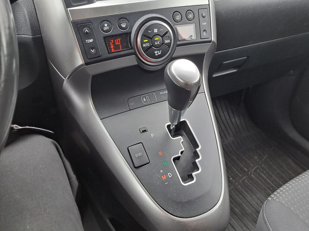 Toyota Verso 2015 Punainen