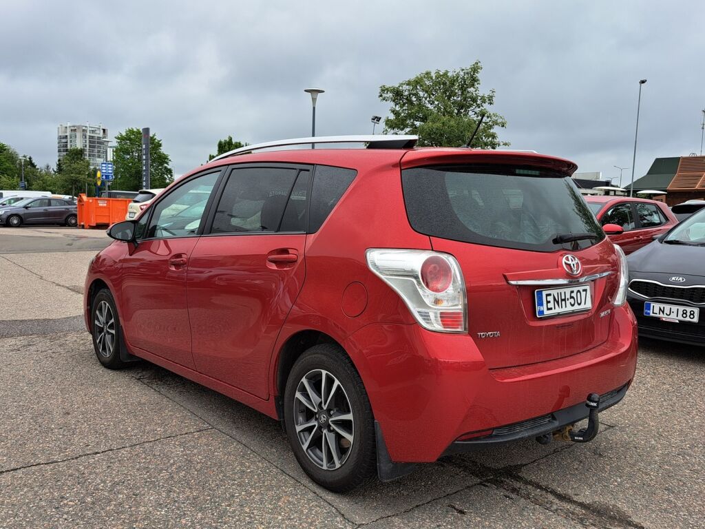 Toyota Verso 2015 Punainen