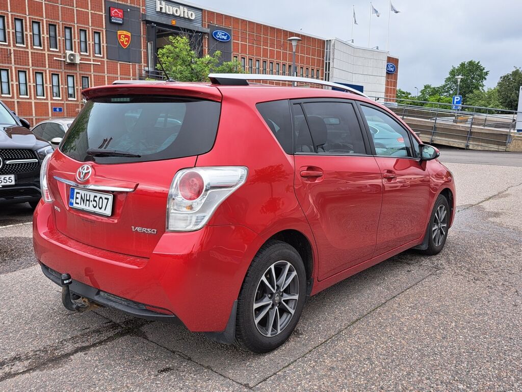 Toyota Verso 2015 Punainen